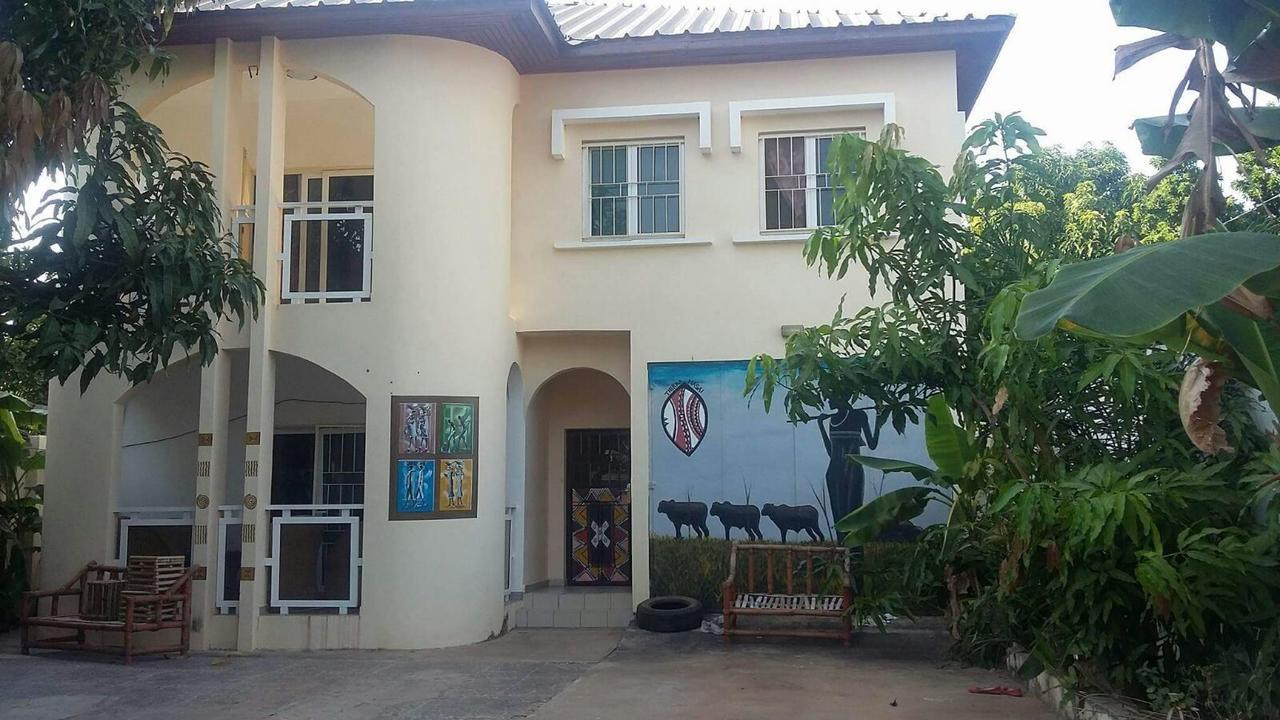 Sarawally Guesthouse Ampaya Exterior photo